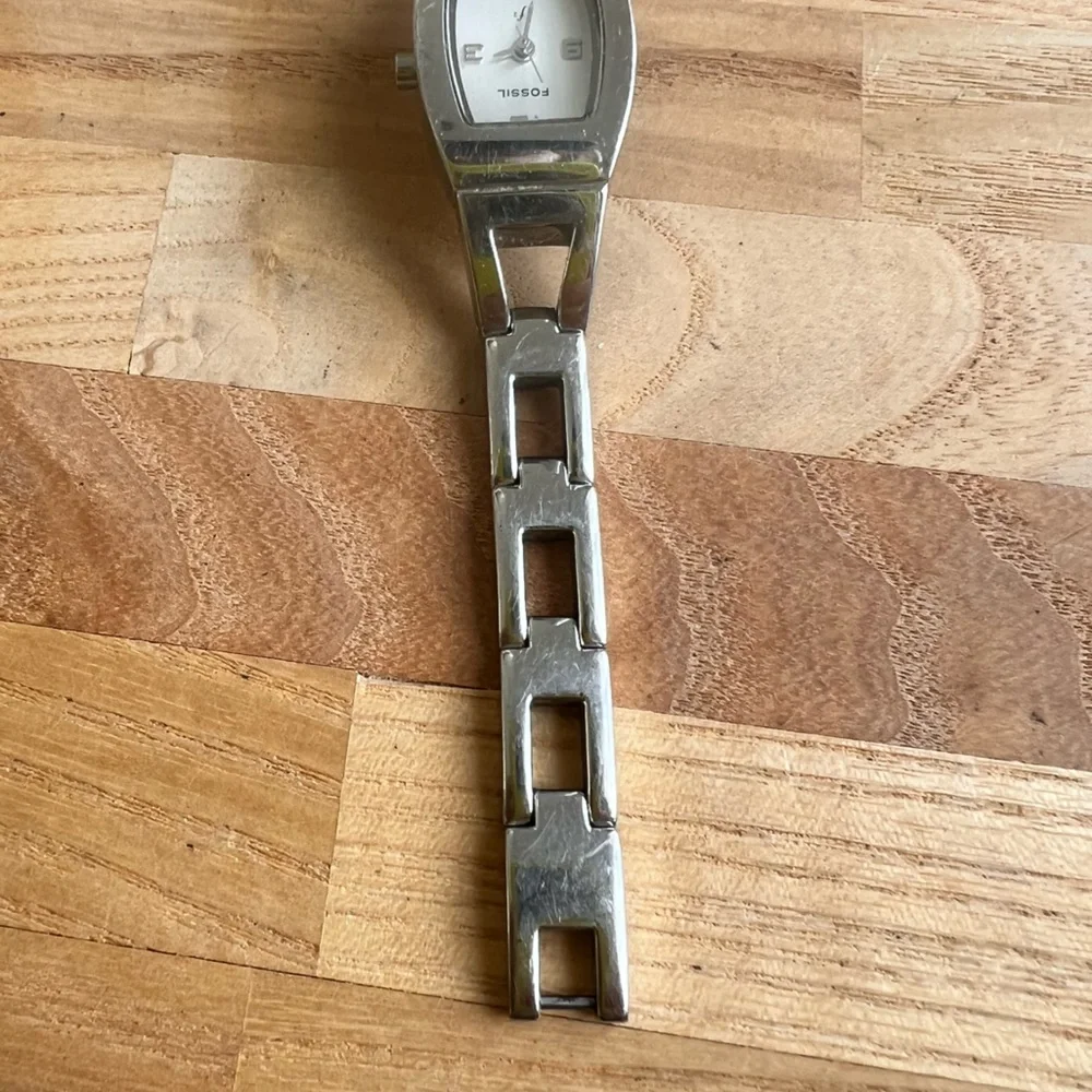 Fossil F2 ladies minimalist silver tone fashion watch NEW BATTERY